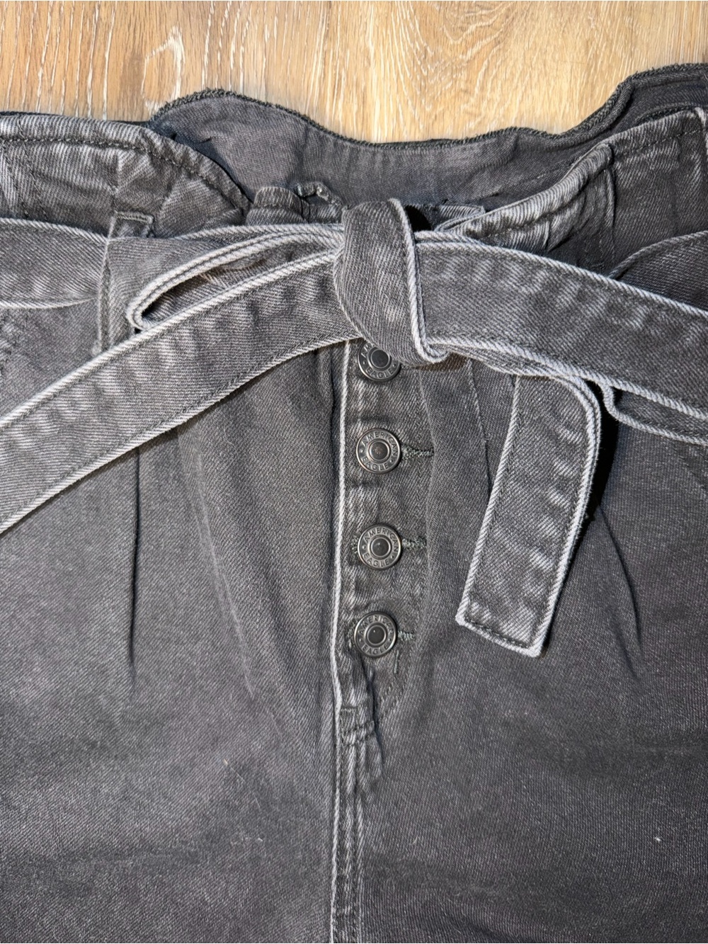 American Eagle Women’s High-Rise Black Denim Paper Bag Mom Shorts - Picture 4 of 6